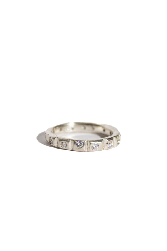 Silver ring with Moissanites